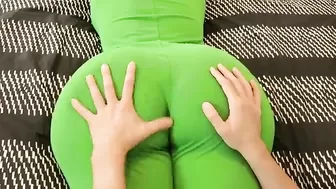 Парень жарит жопастую телку от первого лица и спускает камшот на лицо