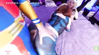 Парень ебет рты и дырки двух студенток в ролевых костюмах