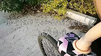 Поклонница Бэтмана трахает пизду самотыком на велосипеде