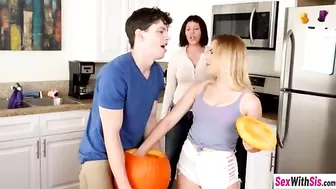 Девственный братик делает сестренке куни и уговаривает присесть на твердый пенис