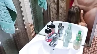 Пузатый папочка уговорил дочку на минет, стянул бикини и страстно отодрал в киску перед зеркалом